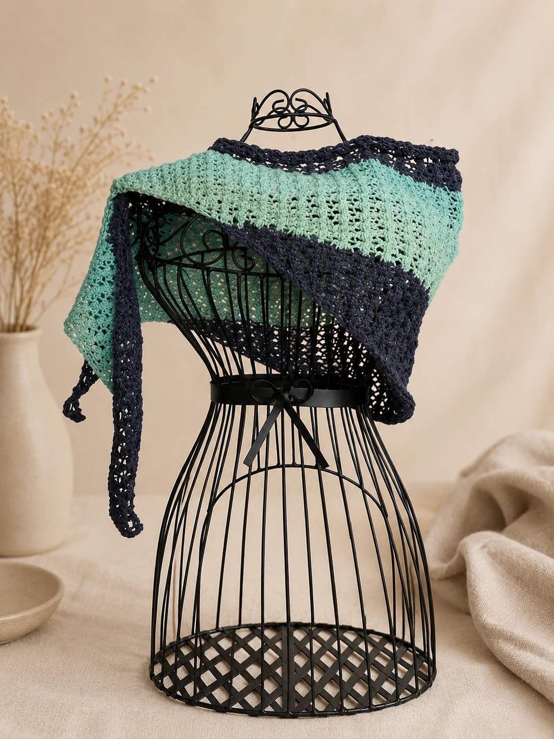 Handgehäkeltes Dreieckstuch in Mint und Marineblau, Produktfoto.