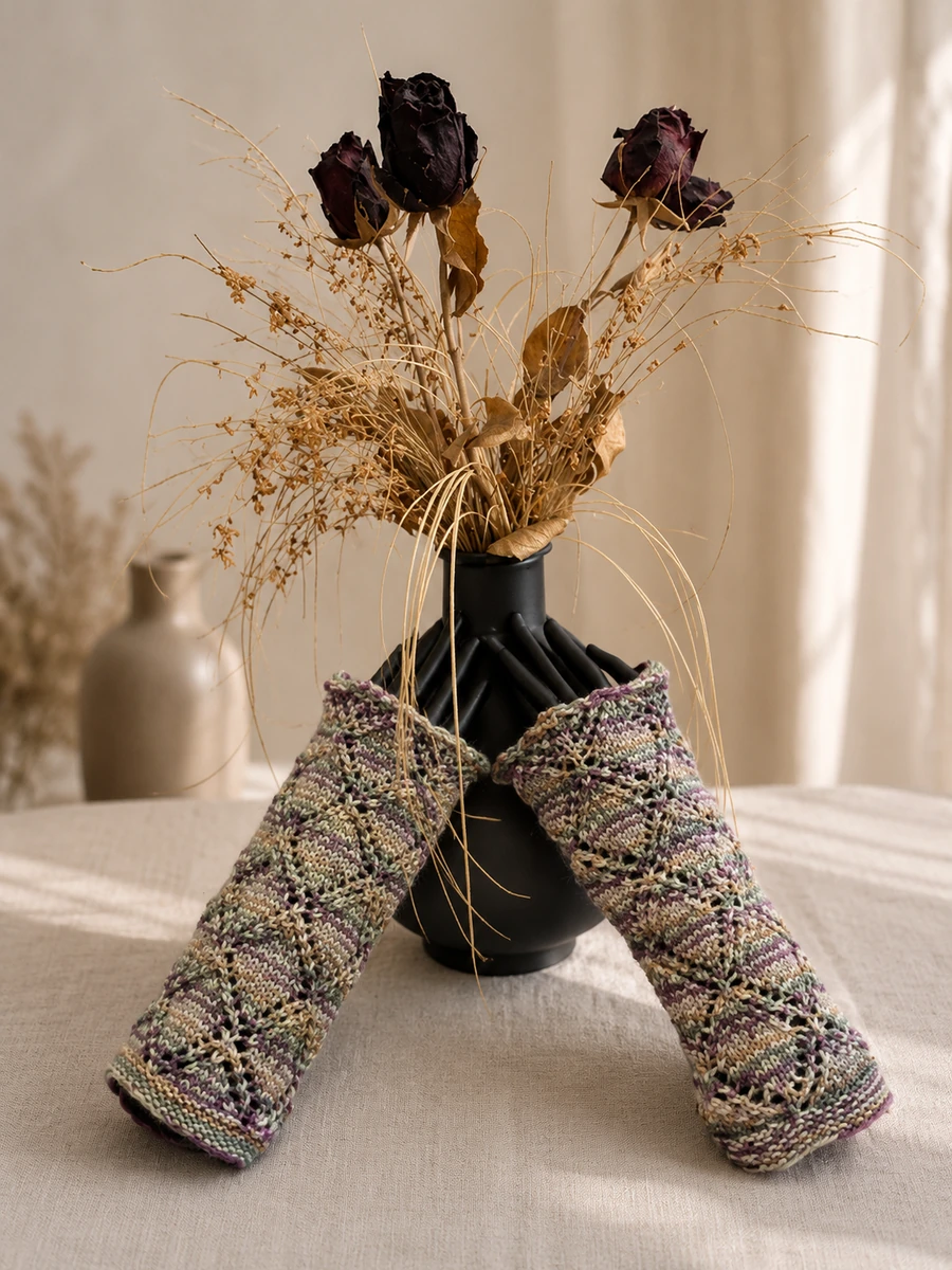 Handgestrickte Stulpen, Modell GT-08, auf einer Produktpräsentation.