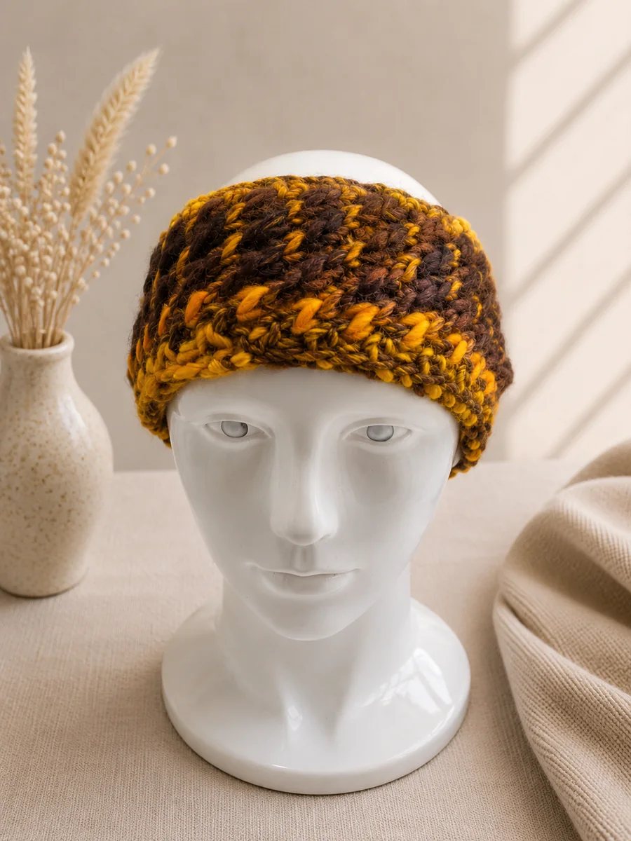 Handgestricktes Stirnband, Modell GM-11, auf einer Produktpräsentation.