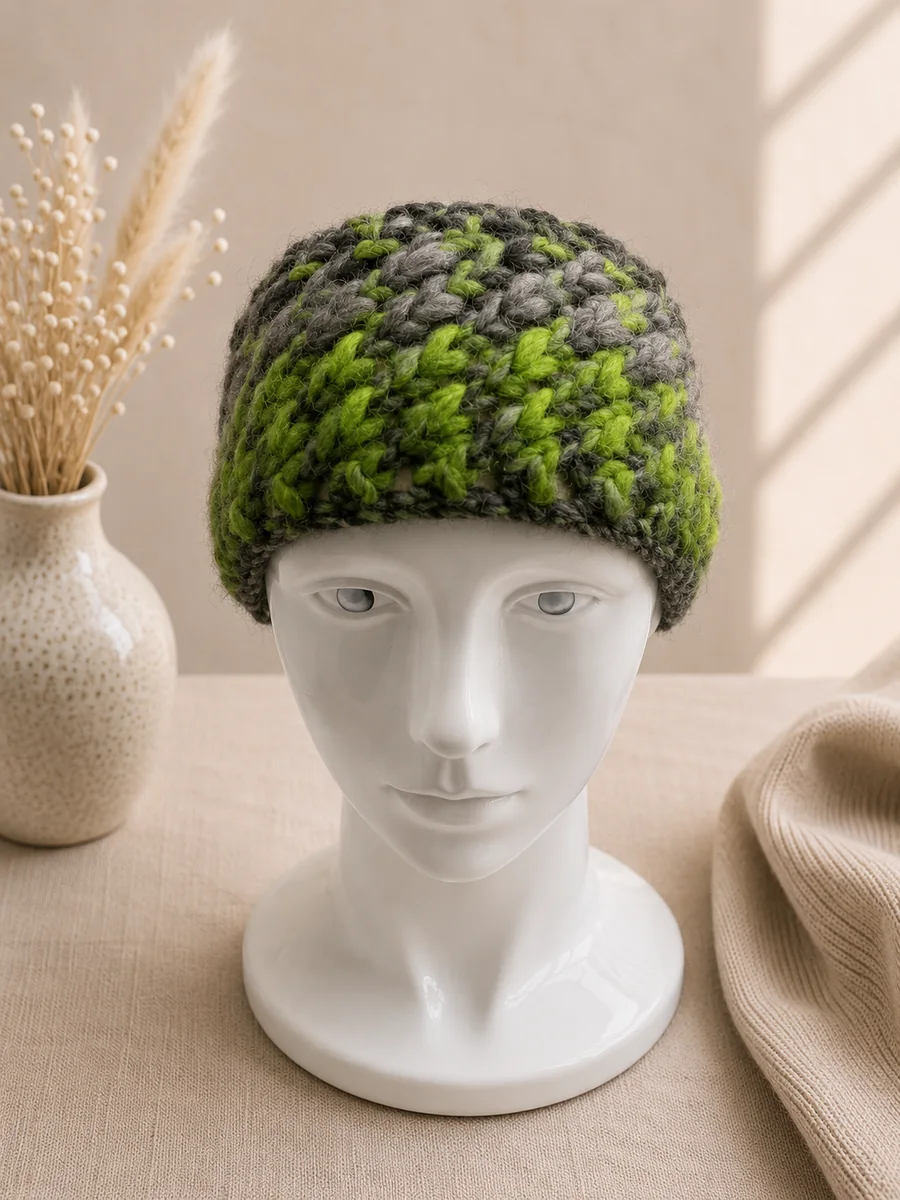 Handgestricktes Stirnband, Modell GM-12, auf einer Produktpräsentation.