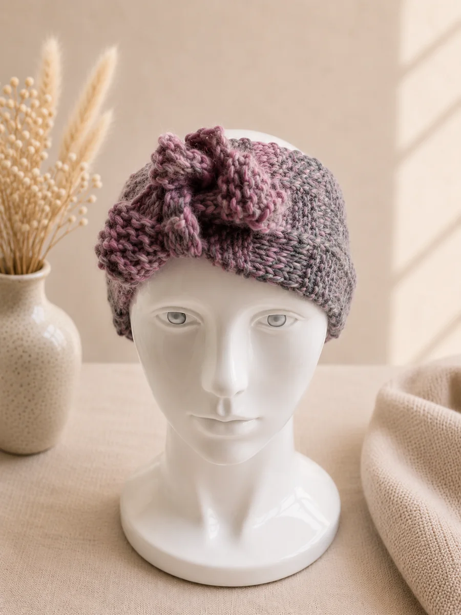 Handgestricktes Stirnband, Modell GM-14, auf einer Produktpräsentation.