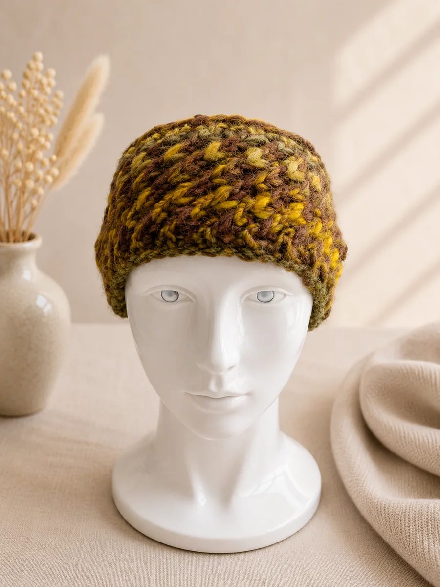 Handgestricktes Stirnband, Modell GM-17, auf einer Produktpräsentation.