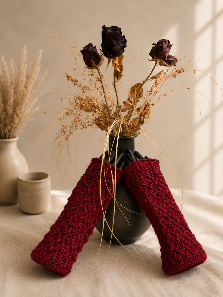 Handgestrickte Stulpen, Modell GT-23, auf einer Produktpräsentation.