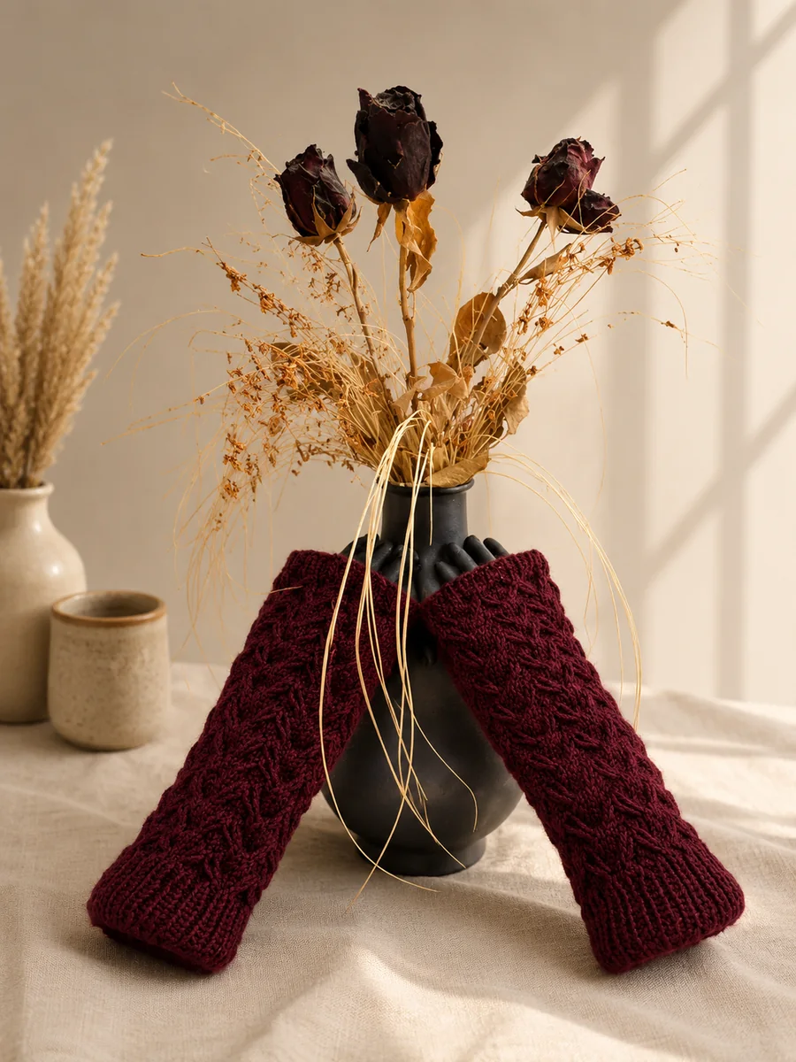 Handgestrickte Stulpen, Modell GT-25, auf einer Produktpräsentation.