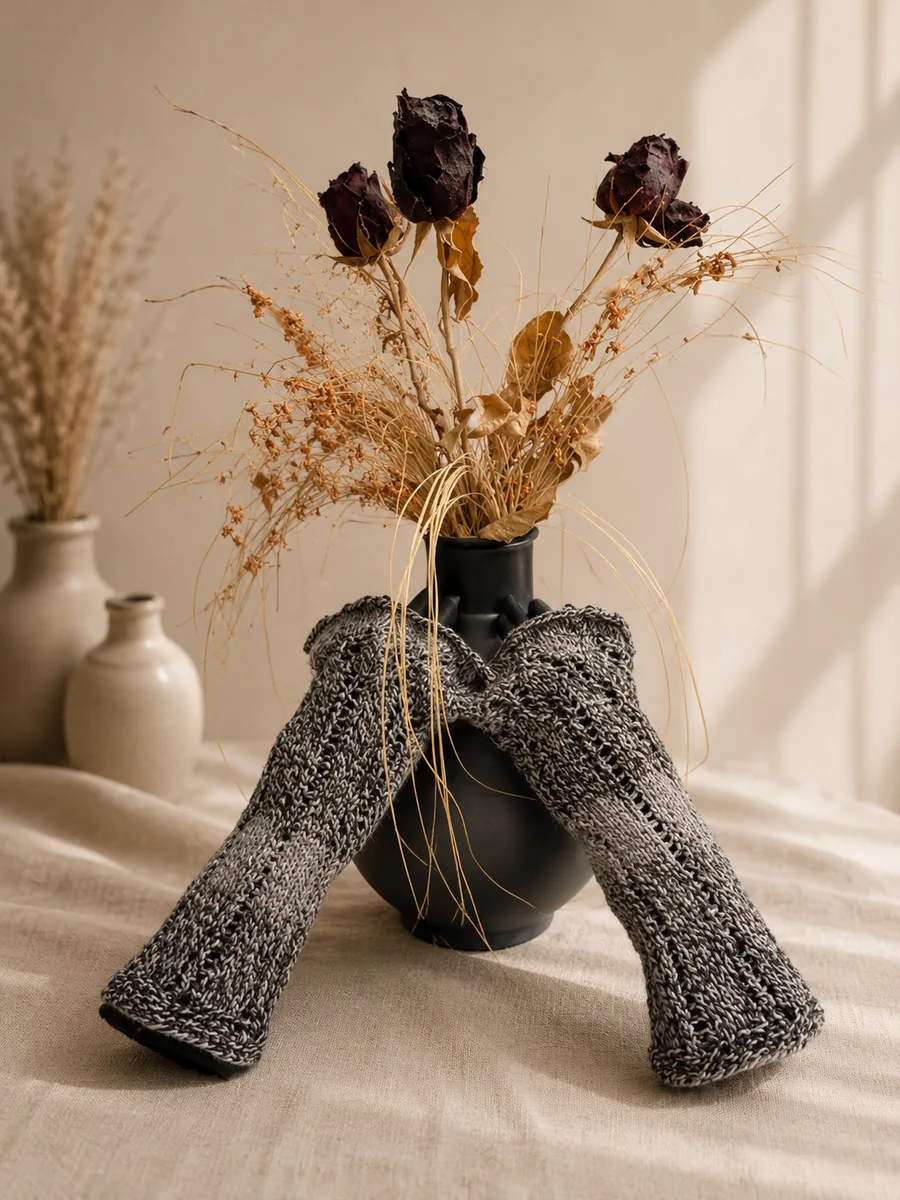 Handgestrickte Stulpen, Modell GT-16, auf einer Produktpräsentation.
