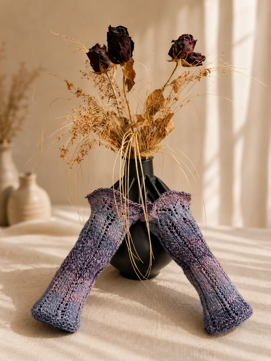 Handgestrickte Stulpen, Modell GT-11, auf einer Produktpräsentation.