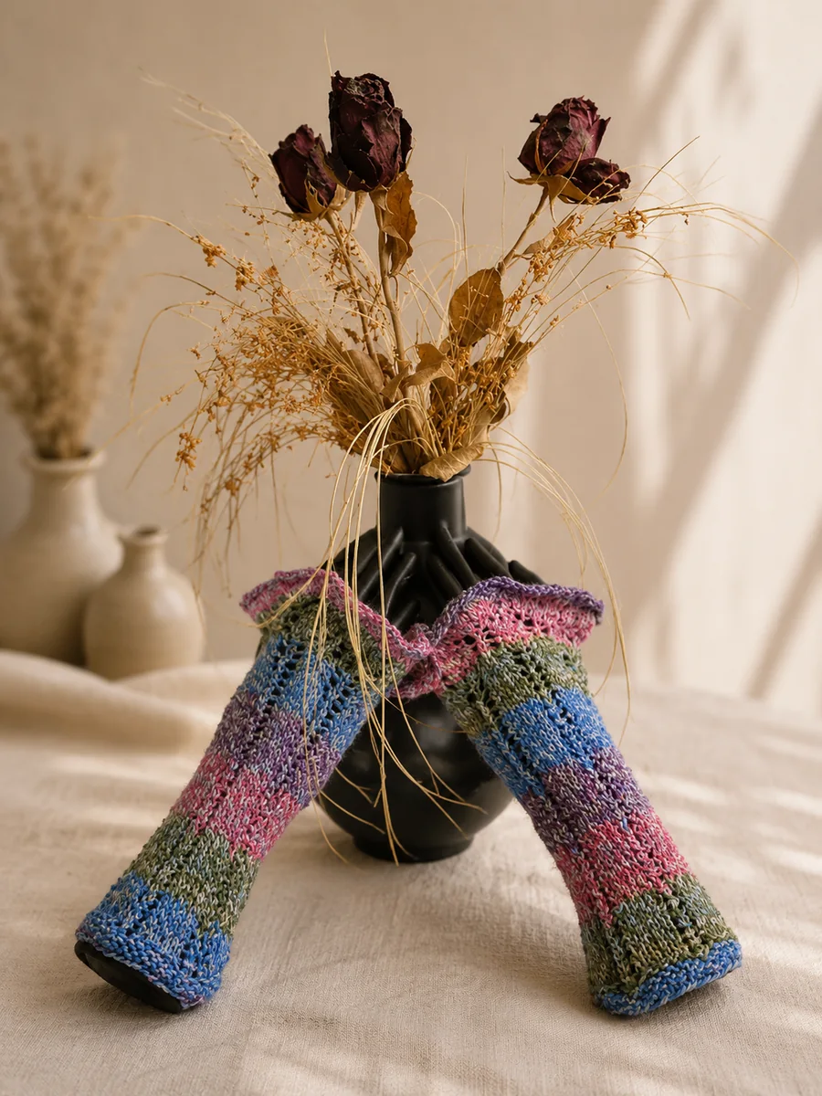 Handgestrickte Stulpen, Modell GT-04, auf einer Produktpräsentation.