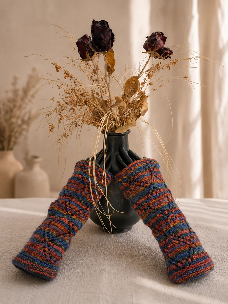 Handgestrickte Stulpen, Modell GT-10, auf einer Produktpräsentation.