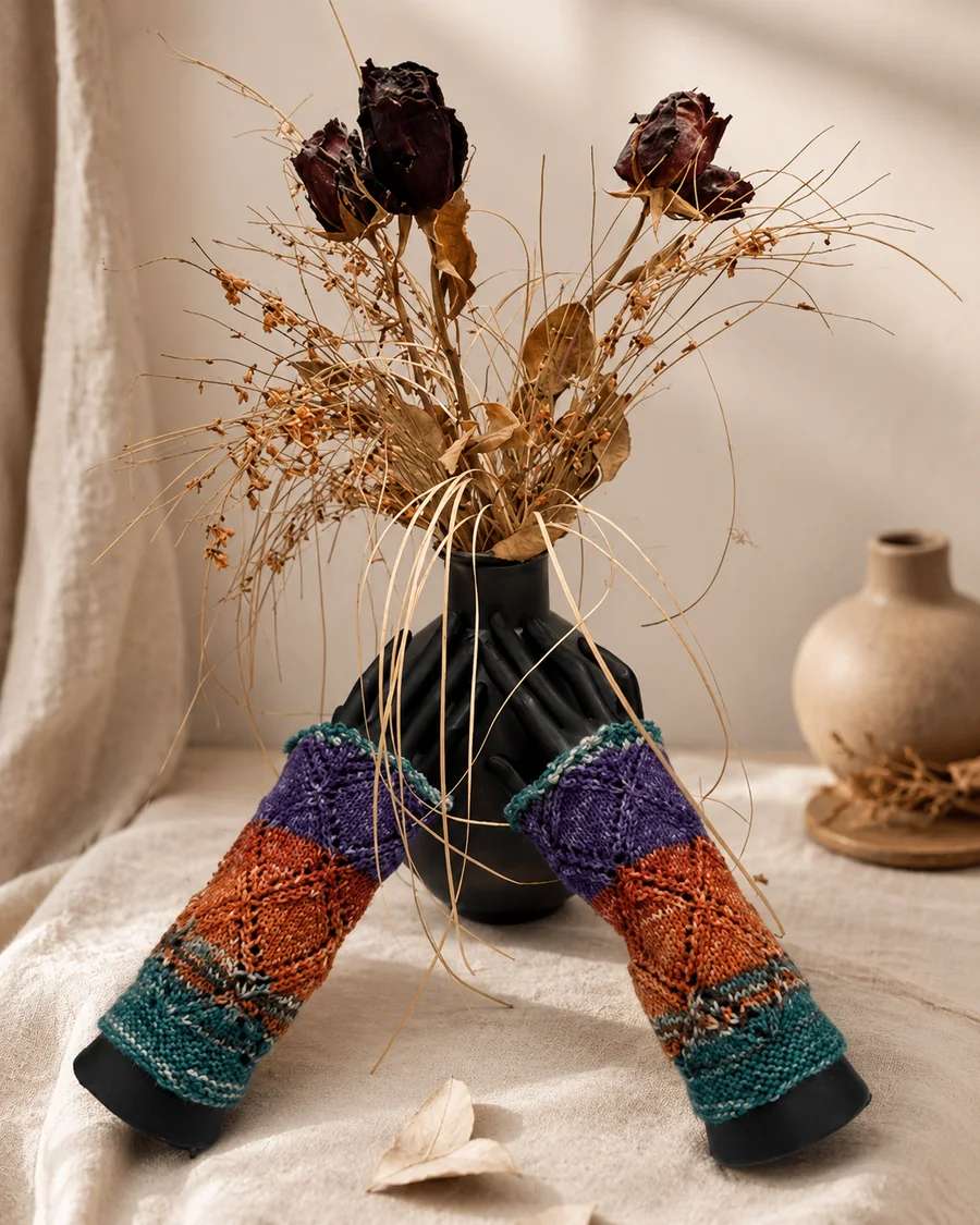 Handgestrickte Stulpen, Modell GT-06, auf einer Produktpräsentation.