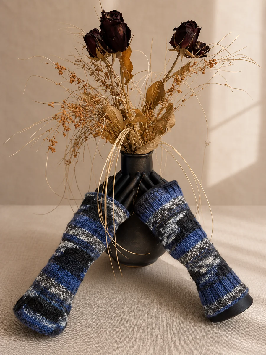 Handgestrickte Stulpen, Modell GT-26, auf einer Produktpräsentation.