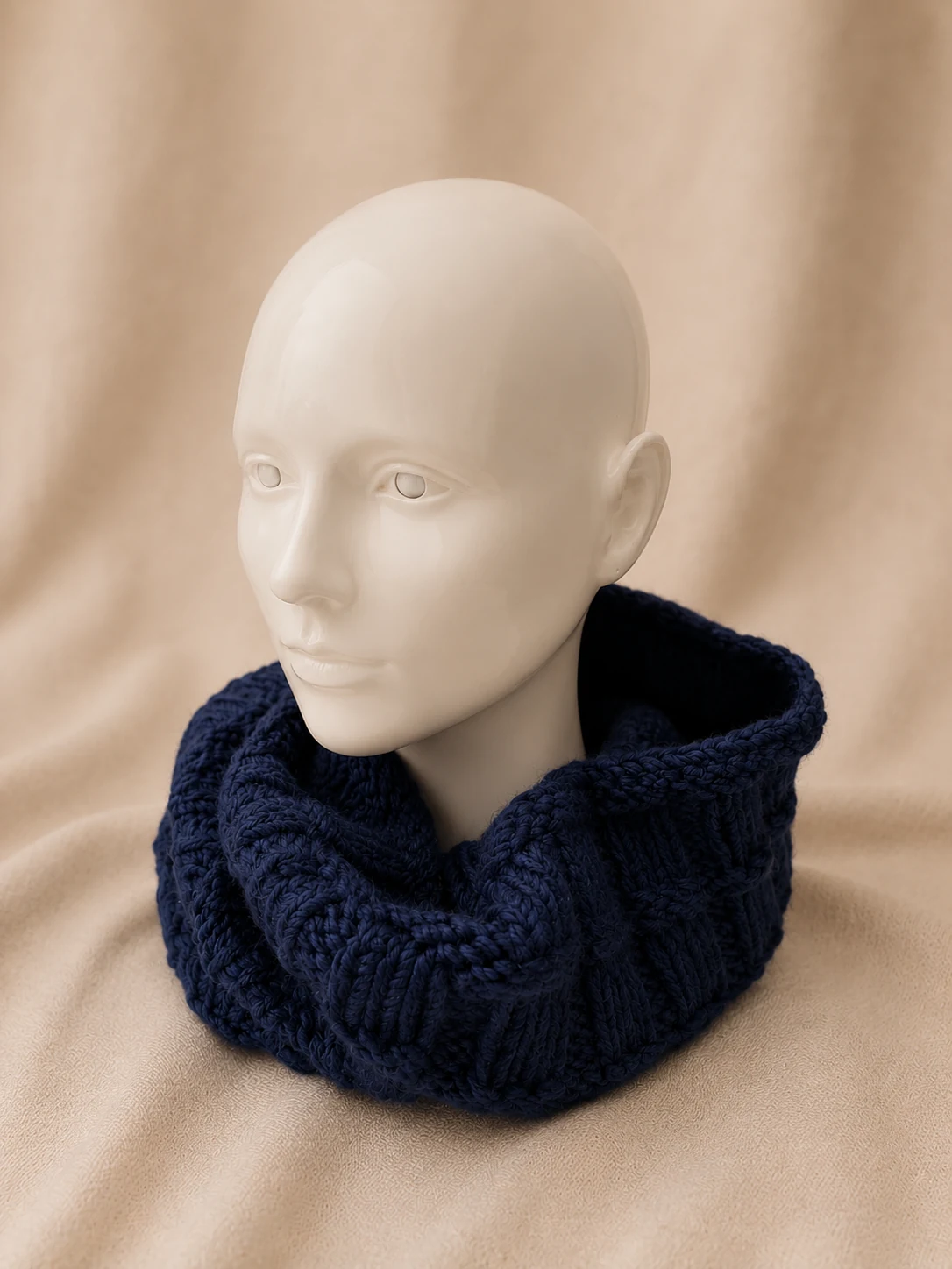 Handgestrickter Loop in Dunkelblau, Produktfoto.