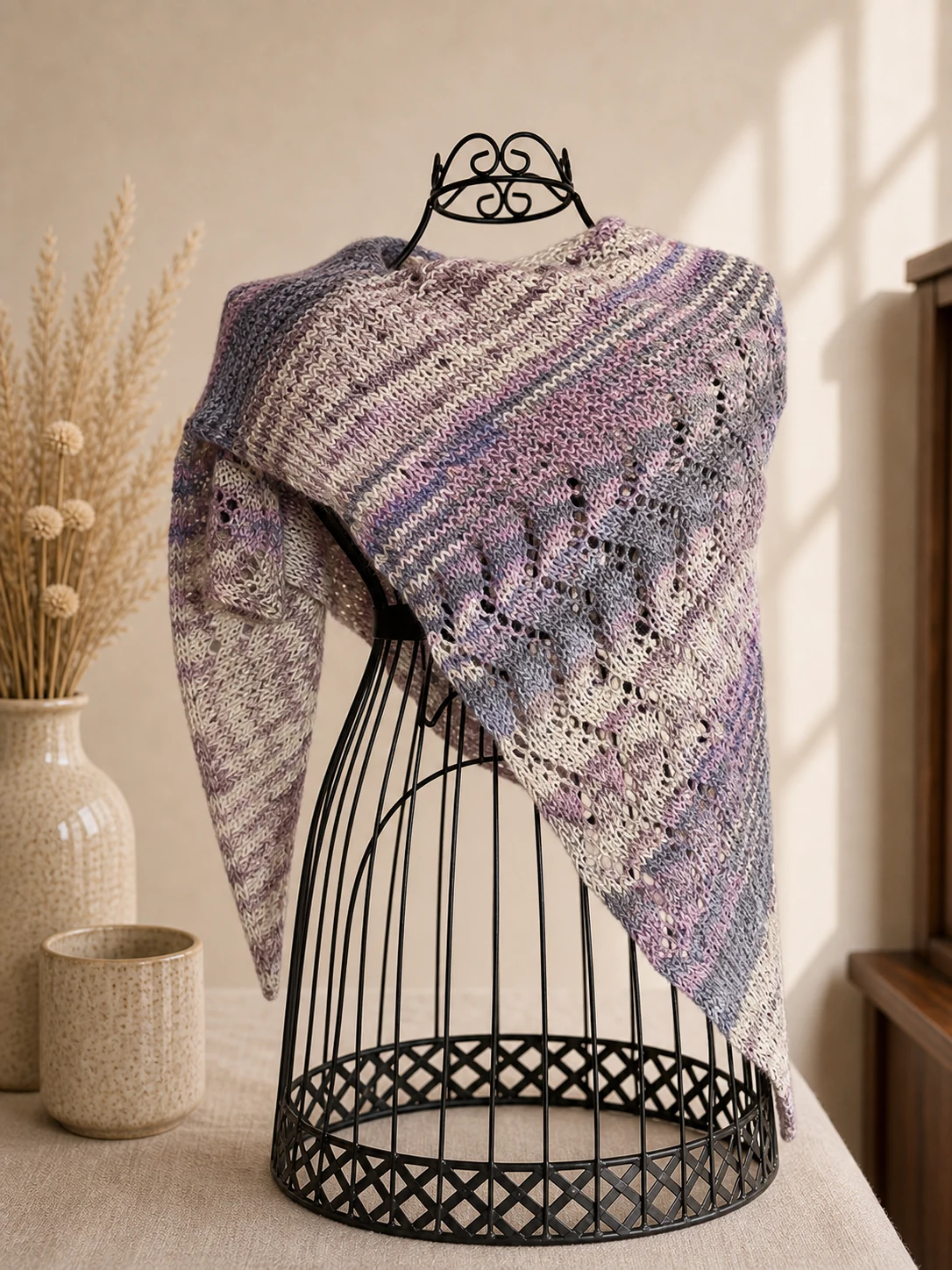 Handgestricktes Dreieckstuch in Flieder, Produktfoto.