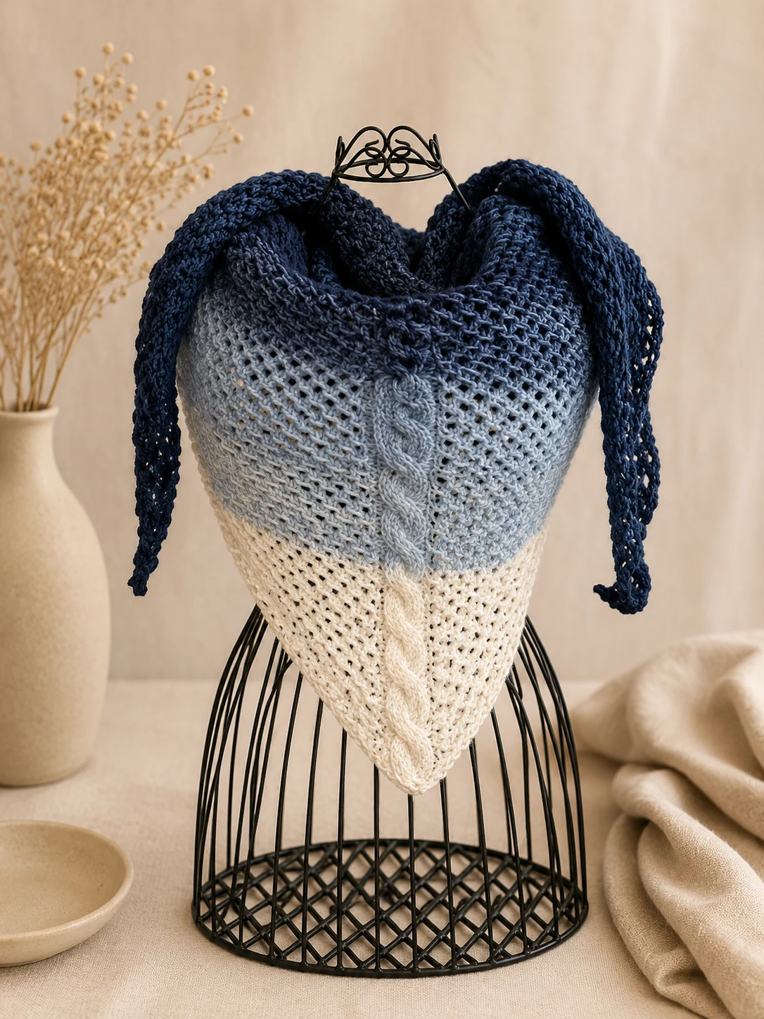 Handgestricktes Dreieckstuch, Modell GD-05, auf einer Produktpräsentation.