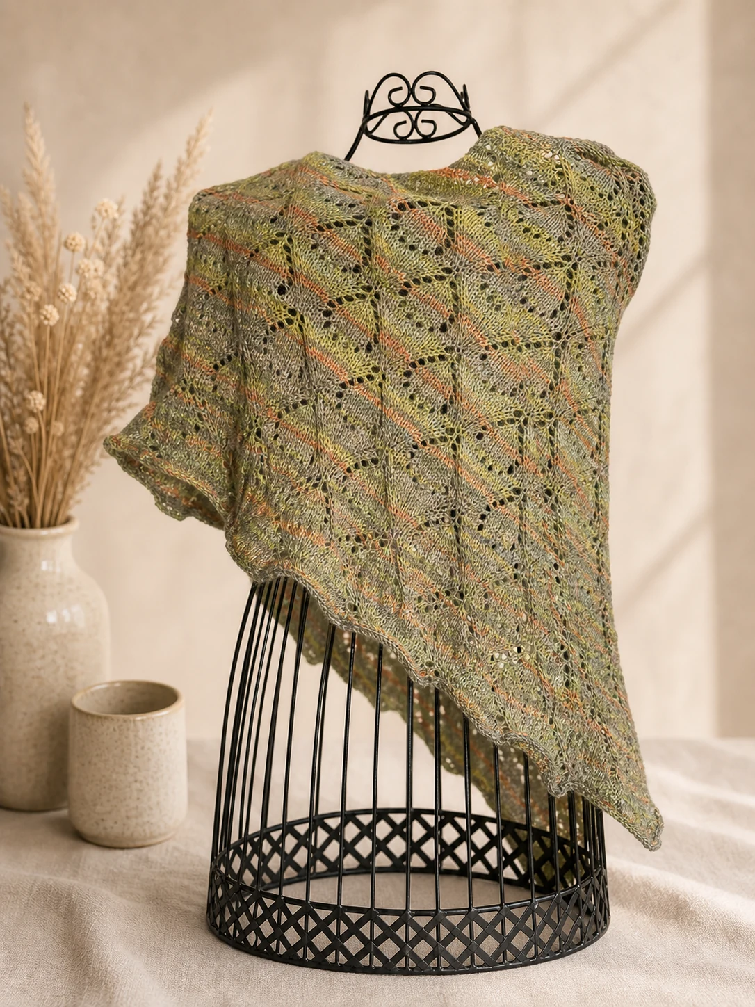 Handgestricktes Dreieckstuch in Grün, Produktfoto.