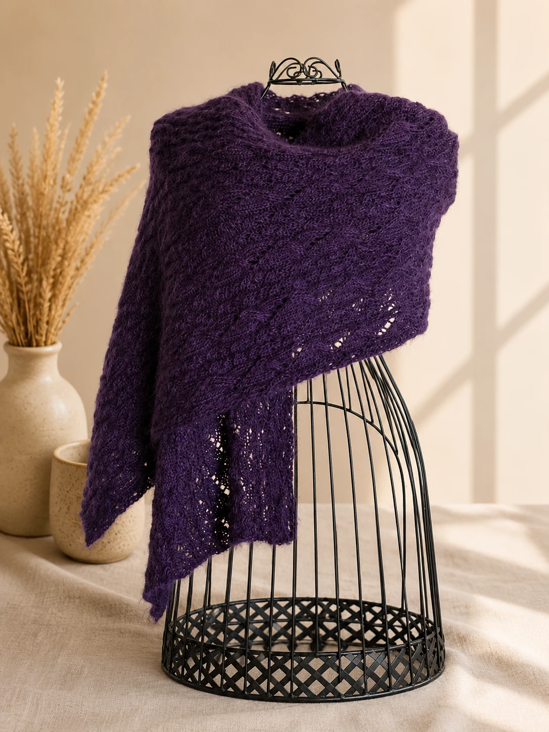 Handgestrickter Schal, Modell GD-10, auf einer Produktpräsentation.