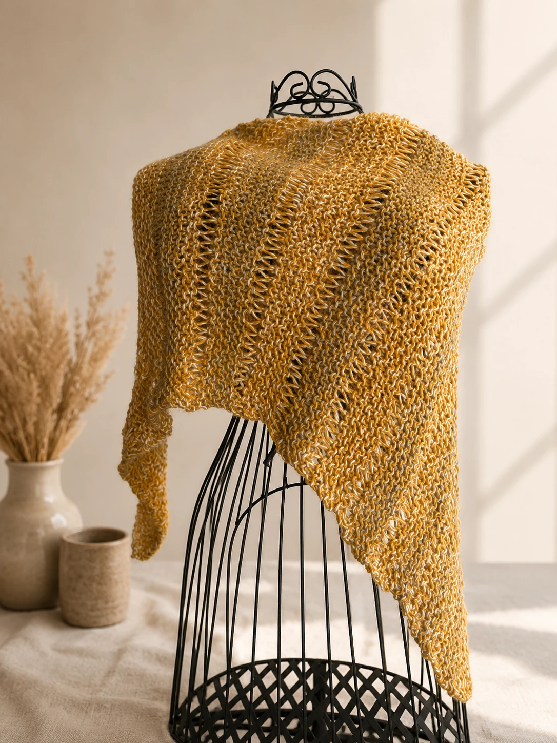 Handgestricktes Dreieckstuch, Modell GD-11, auf einer Produktpräsentation.