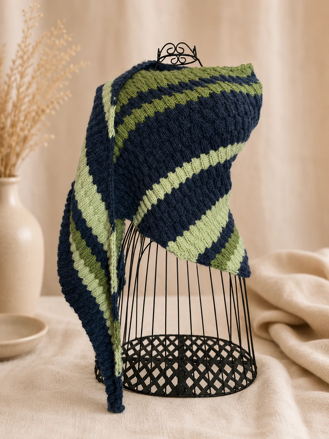 Handgestricktes Dreieckstuch, Modell GD-12, auf einer Produktpräsentation.