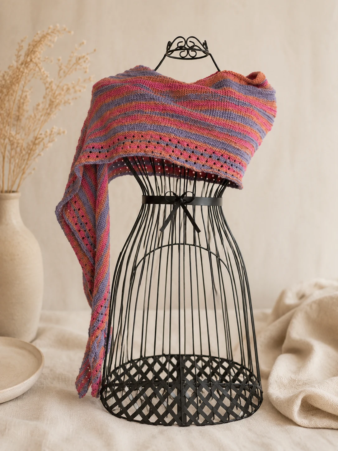 Handgestricktes Dreieckstuch, Modell GD-13, auf einer Produktpräsentation.
