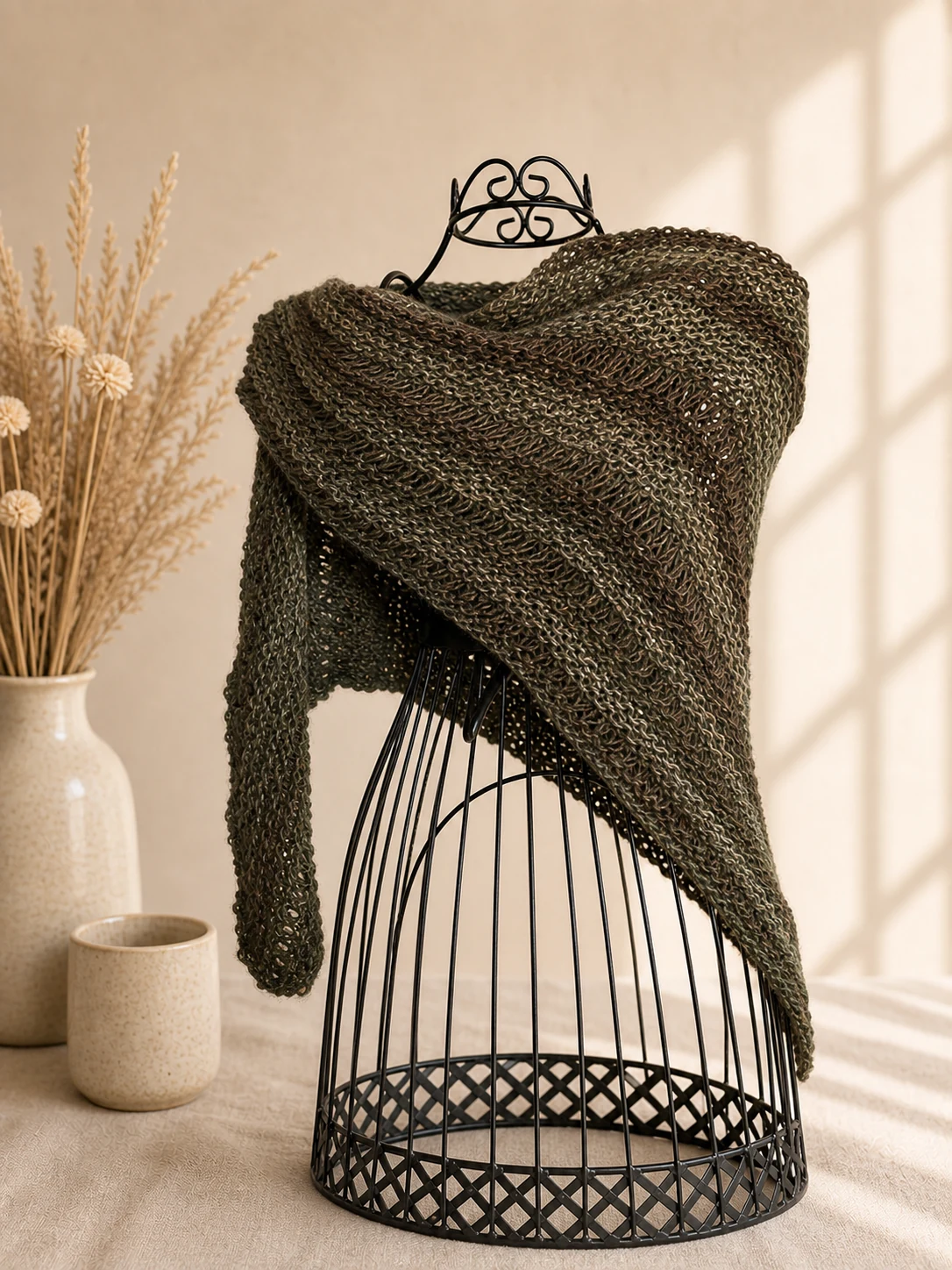 Handgestricktes Dreieckstuch in Oliv, Produktfoto.