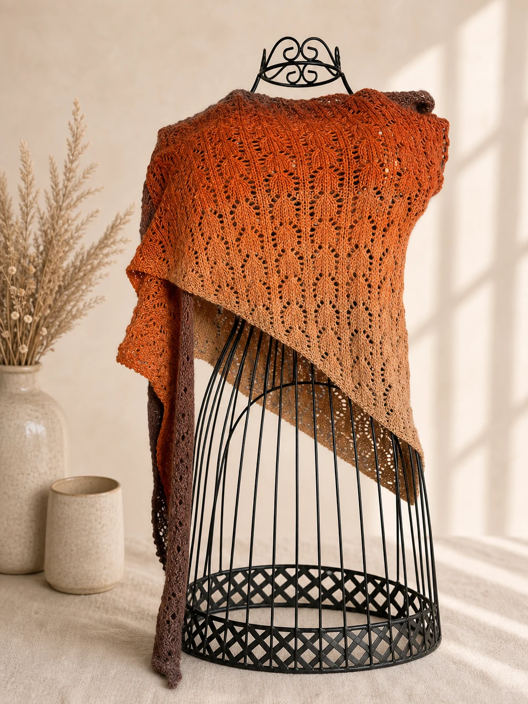 Handgestricktes Dreieckstuch in Orange, Produktfoto.