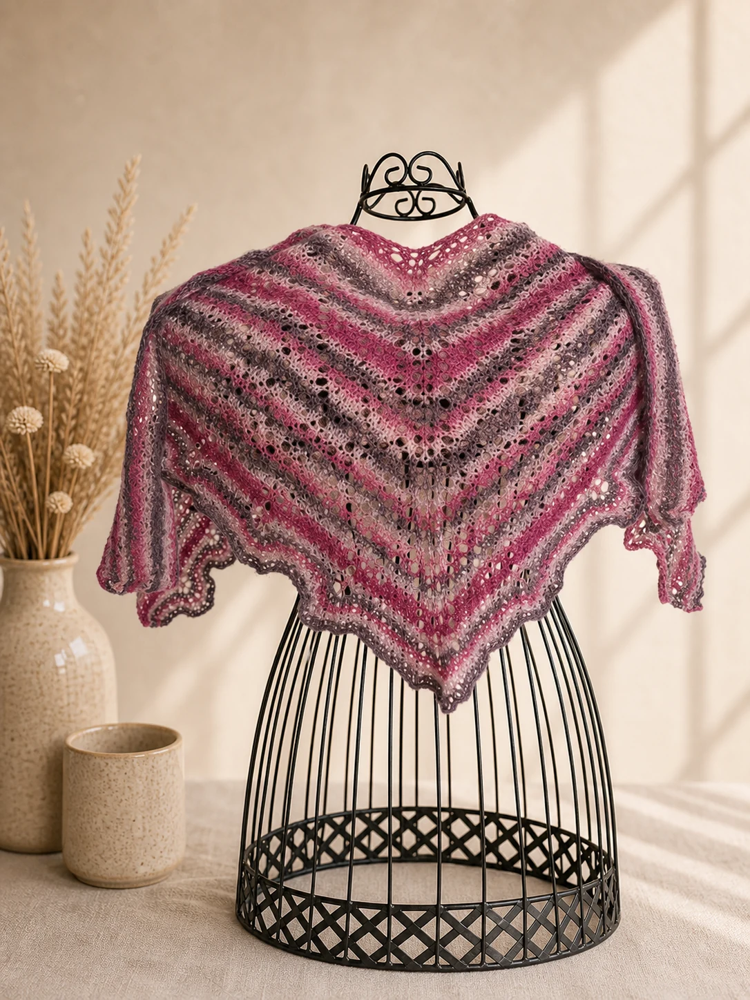 Handgestricktes Dreieckstuch, Modell GD-18, auf einer Produktpräsentation.