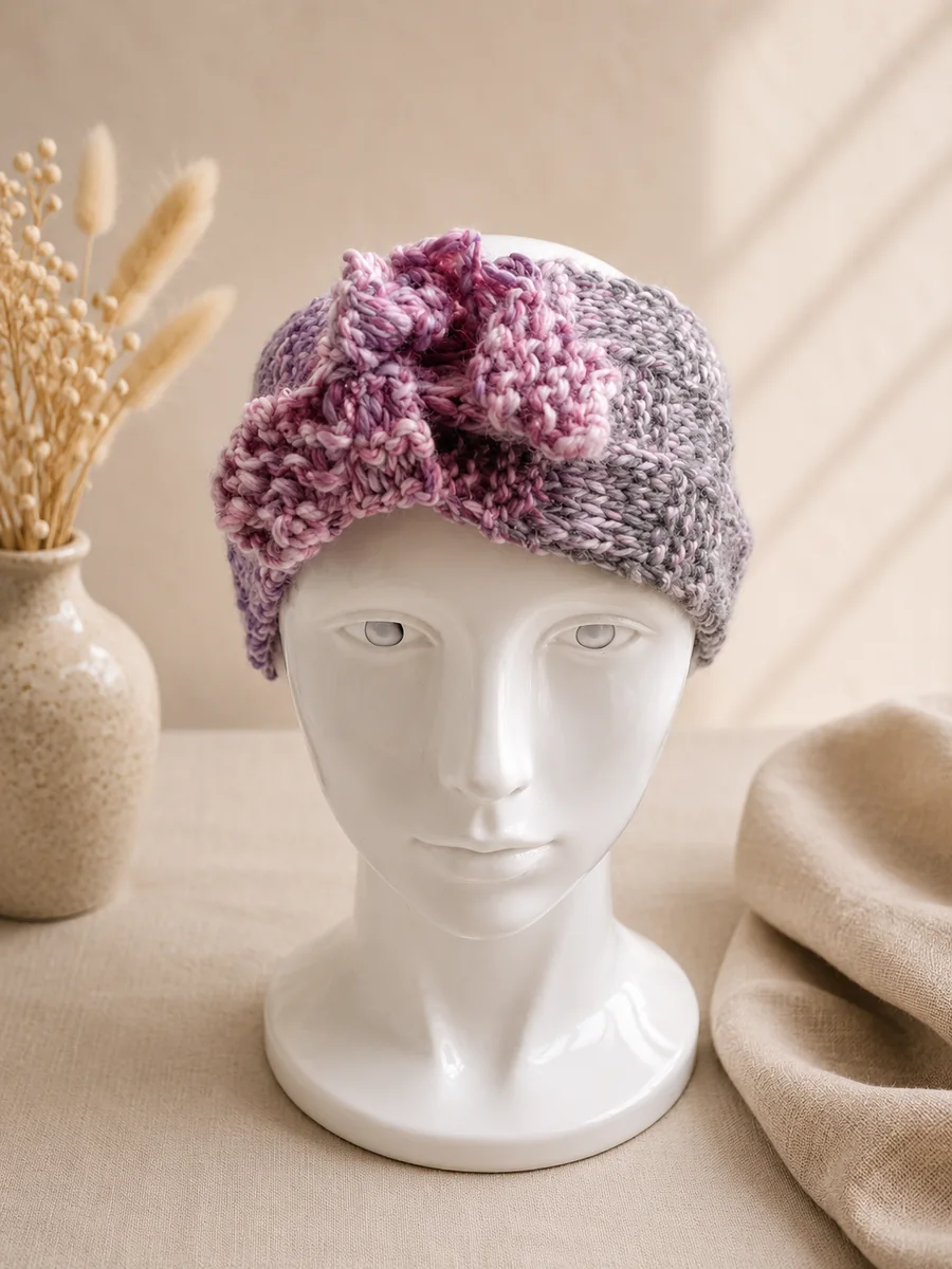 Handgestricktes Stirnband, Modell GB-02, auf einer Produktpräsentation.