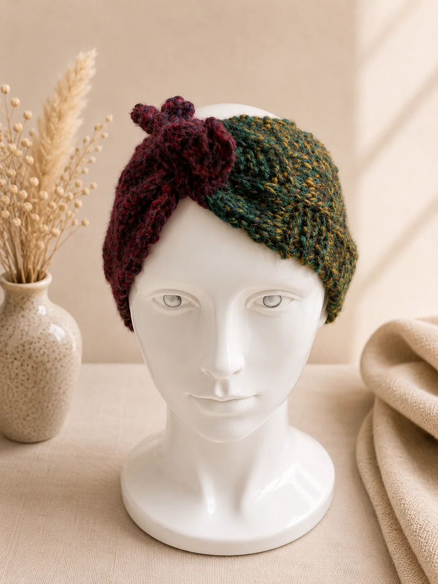 Handgestricktes Stirnband, Modell GB-05, auf einer Produktpräsentation.