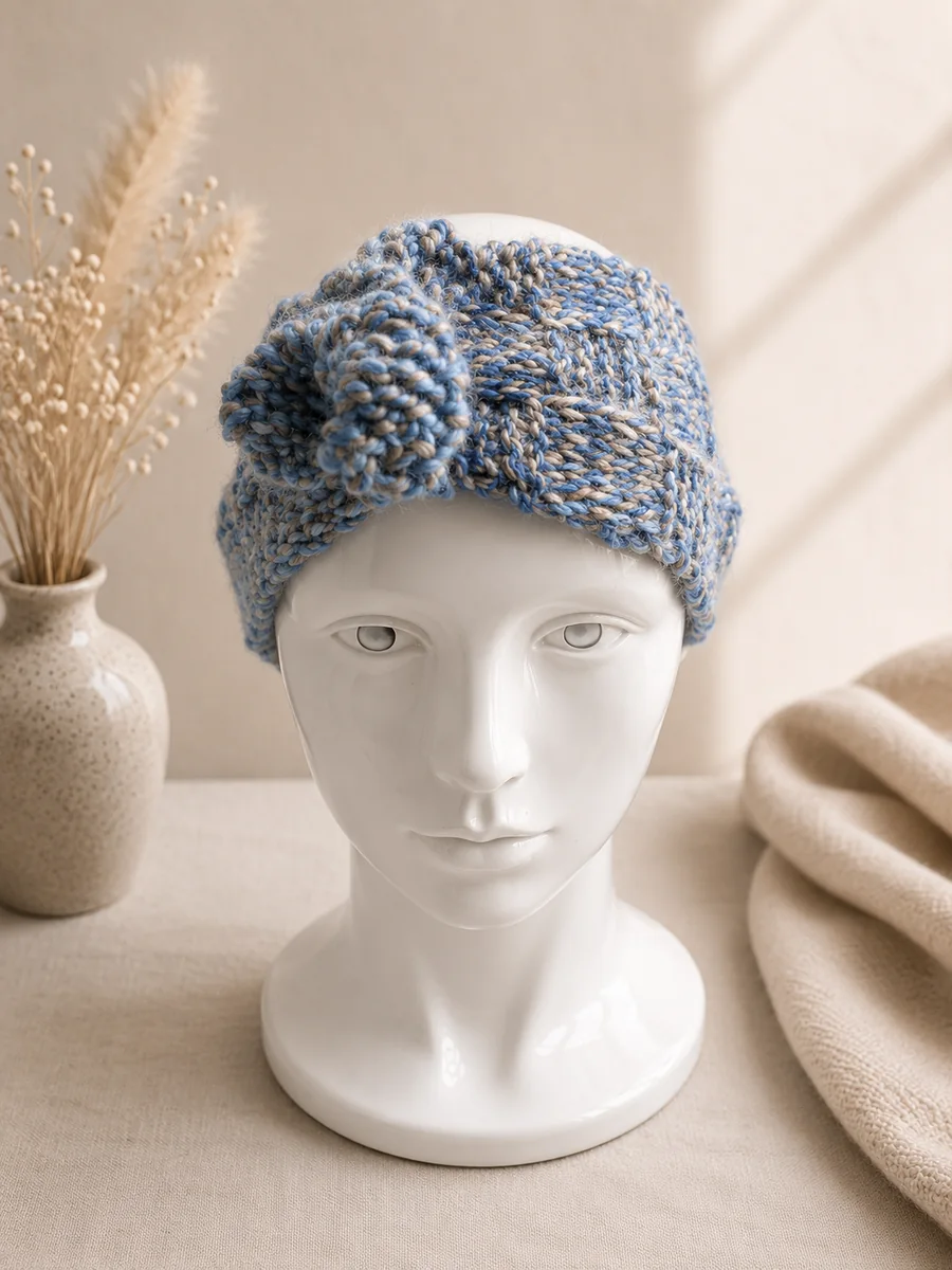 Handgestricktes Stirnband, Modell GB-06, auf einer Produktpräsentation.