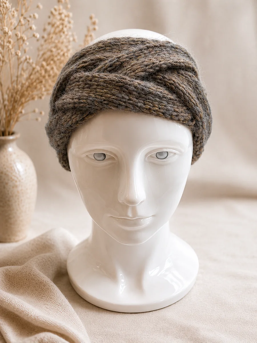 Handgestricktes Stirnband, Modell GB-15, auf einer Produktpräsentation.