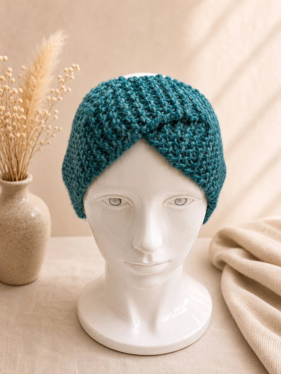 Handgestricktes Stirnband in Petrol, Produktfoto.
