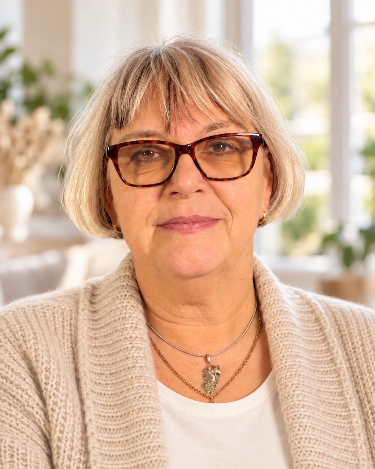 Monika Rettstatt im selbstgestrickten Cardigan