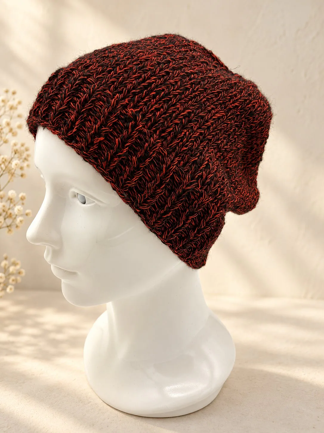 Handgestrickte Mütze in Braun, Produktfoto.