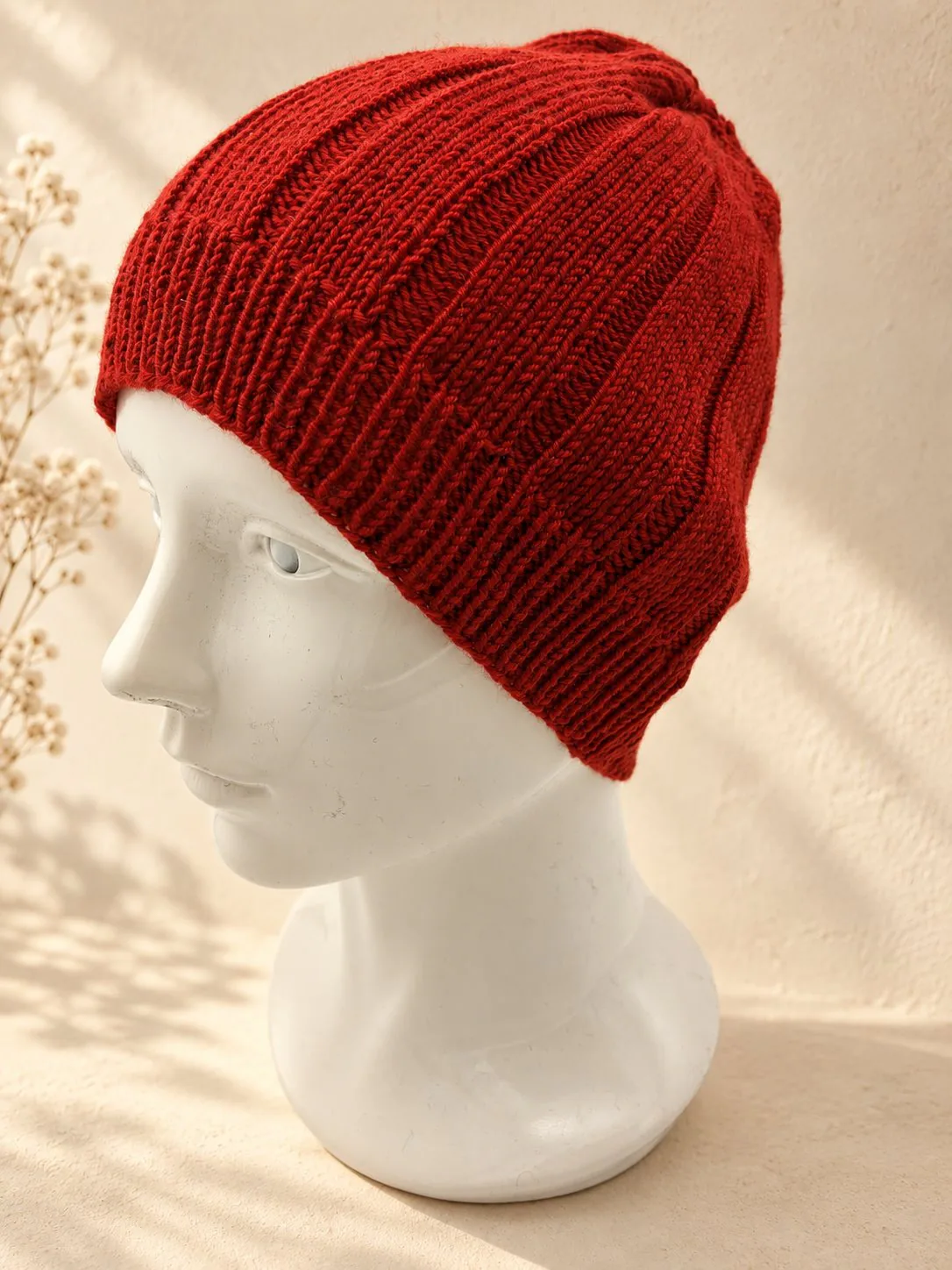 Handgestrickte Mütze in Rot, Produktfoto.