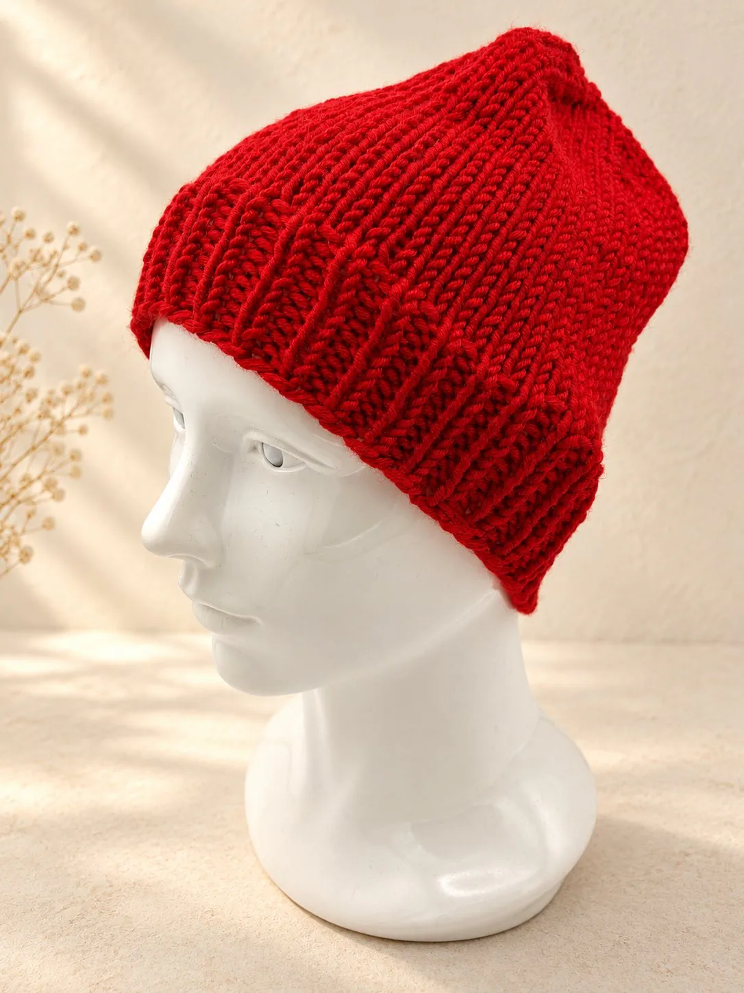 Handgestrickte Mütze in Rot, Produktfoto.
