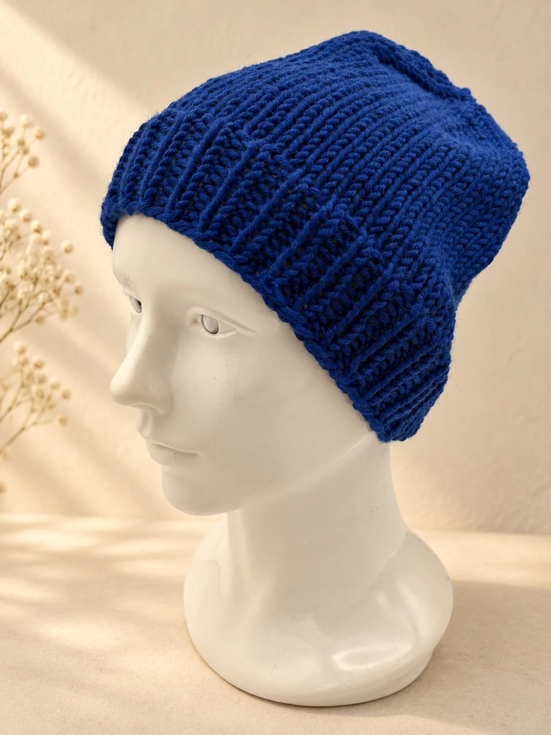 Handgestrickte Mütze in Royalblau, Produktfoto.