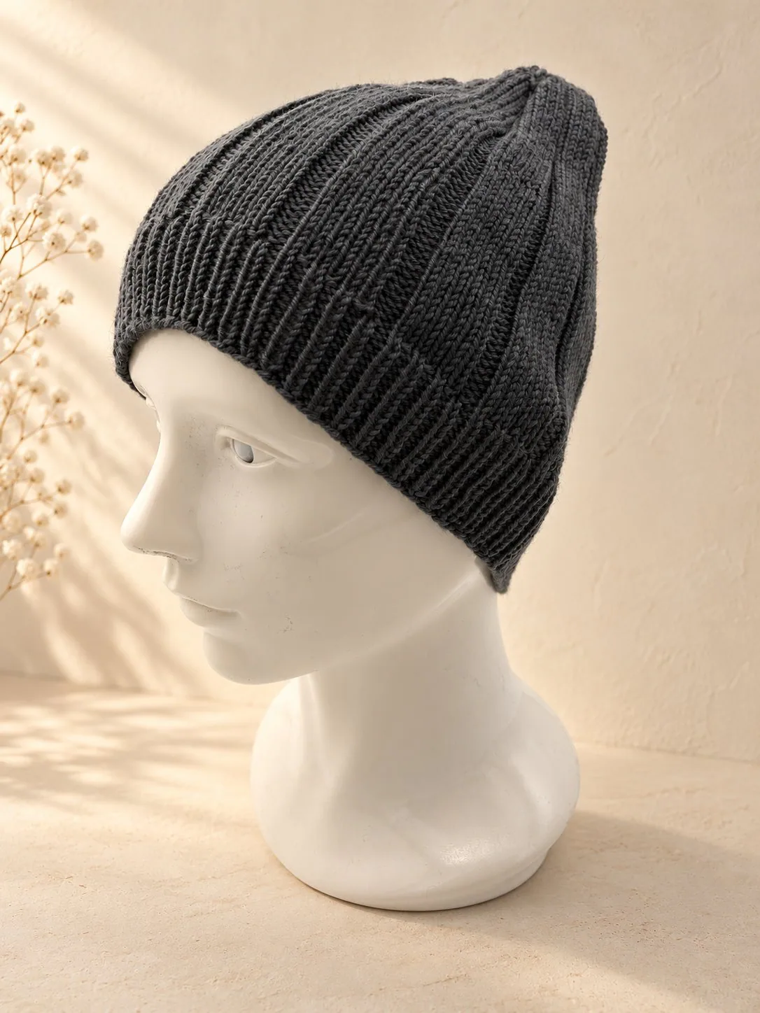 Handgestrickte Mütze in Schwarz, Produktfoto.