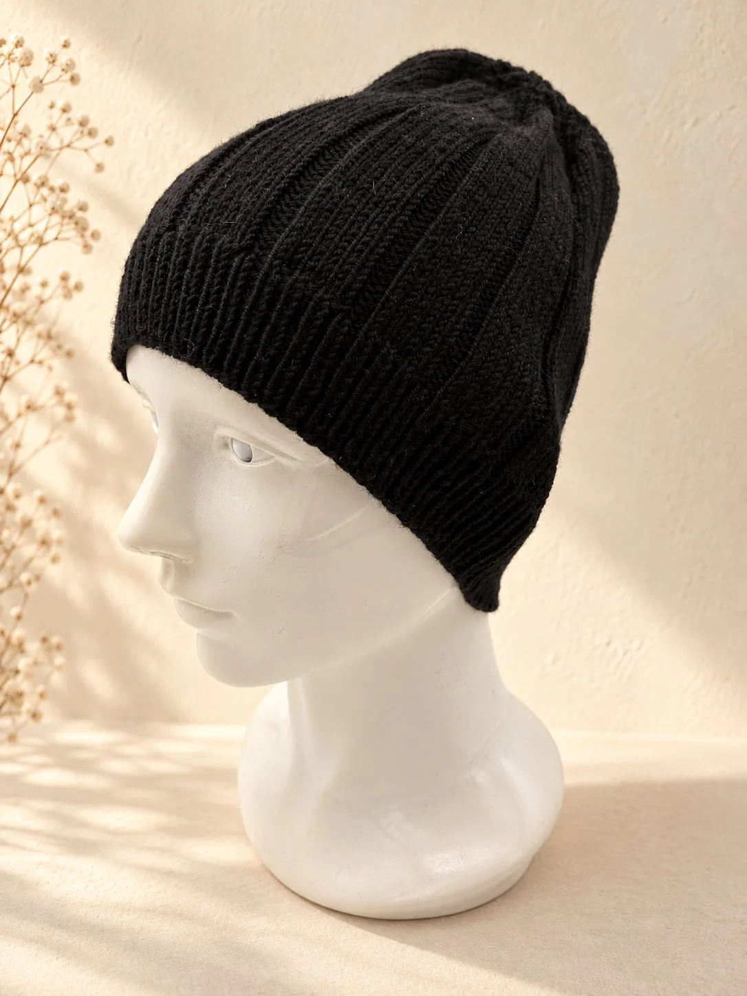 Handgestrickte Mütze in Schwarz, Produktfoto.