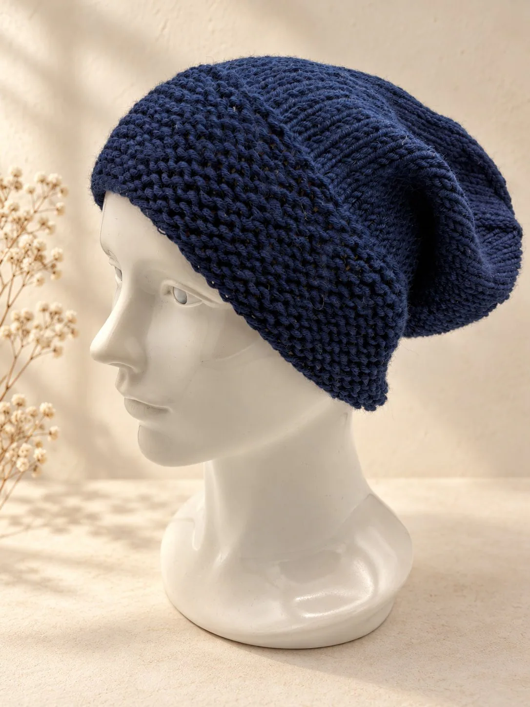 Handgestrickte Slouchmütze in Marineblau, Produktfoto.