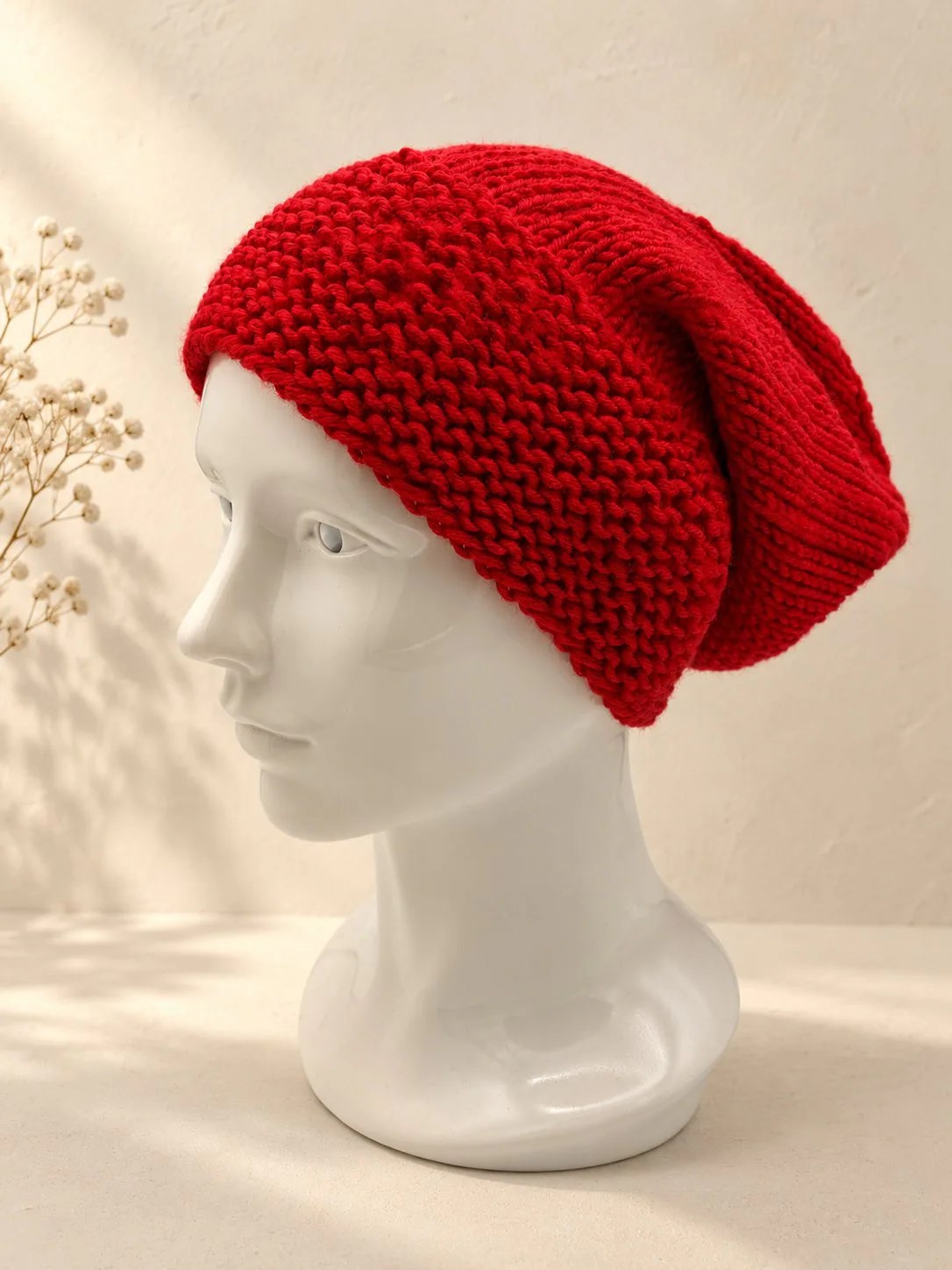 Handgestrickte Slouchmütze in Rot, Produktfoto.