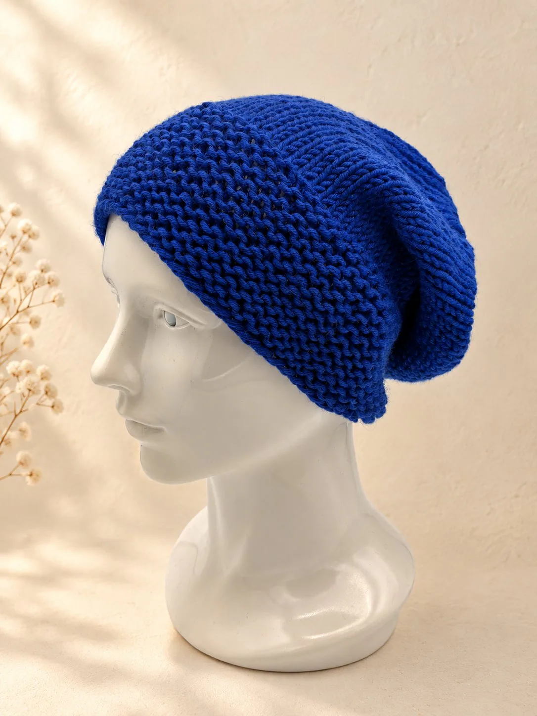 Handgestrickte Slouchmütze in Royalblau, Produktfoto.